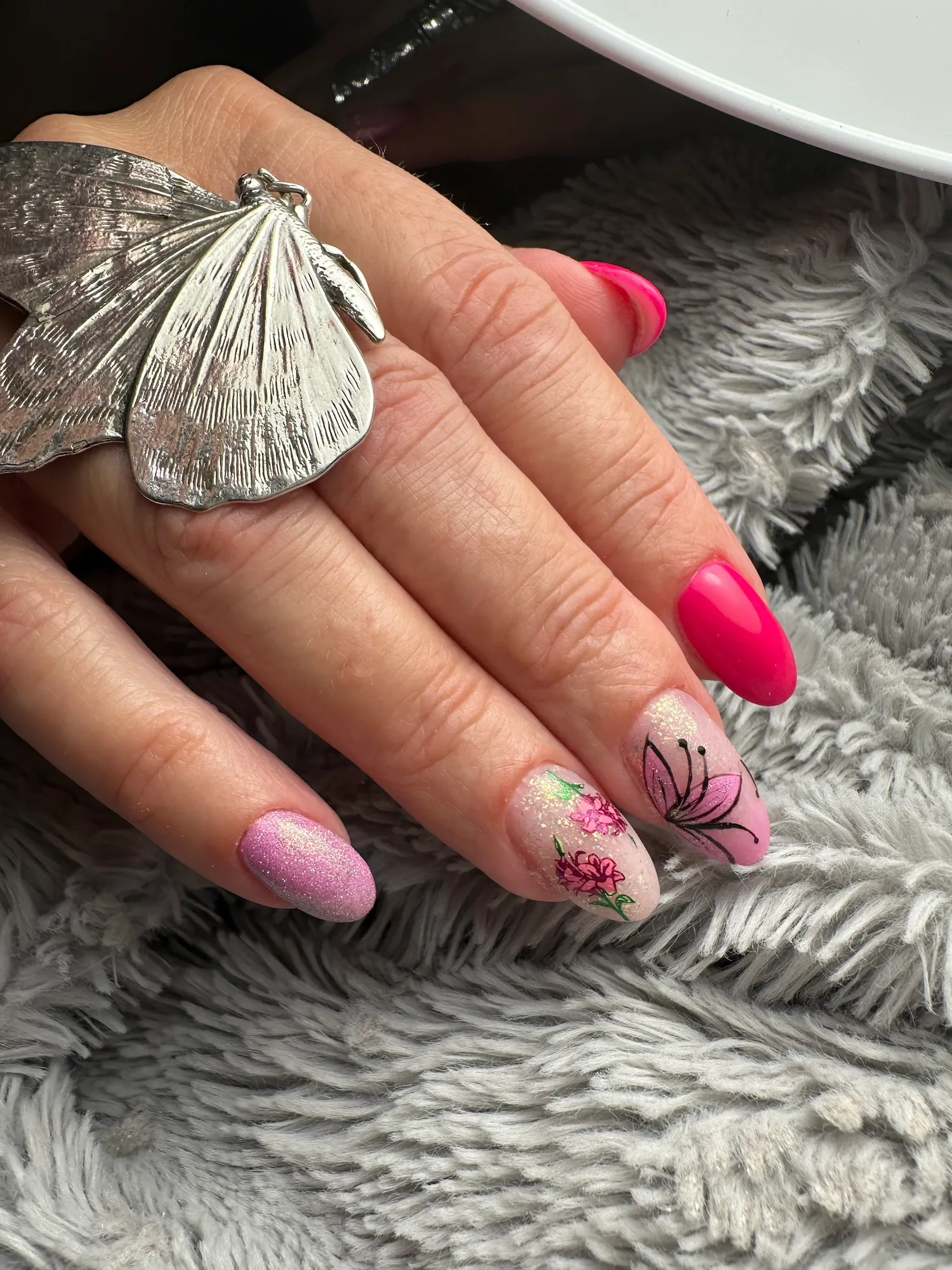 Nail art fleuri peint à la main, rose et paillettes