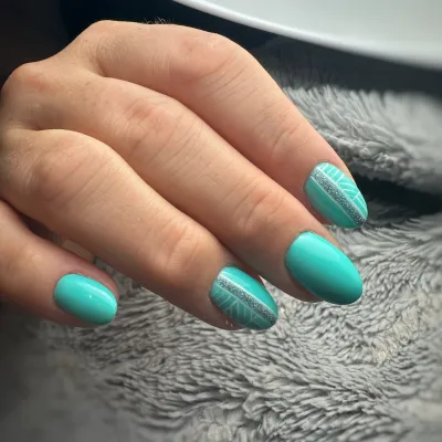 Ongles turquoise