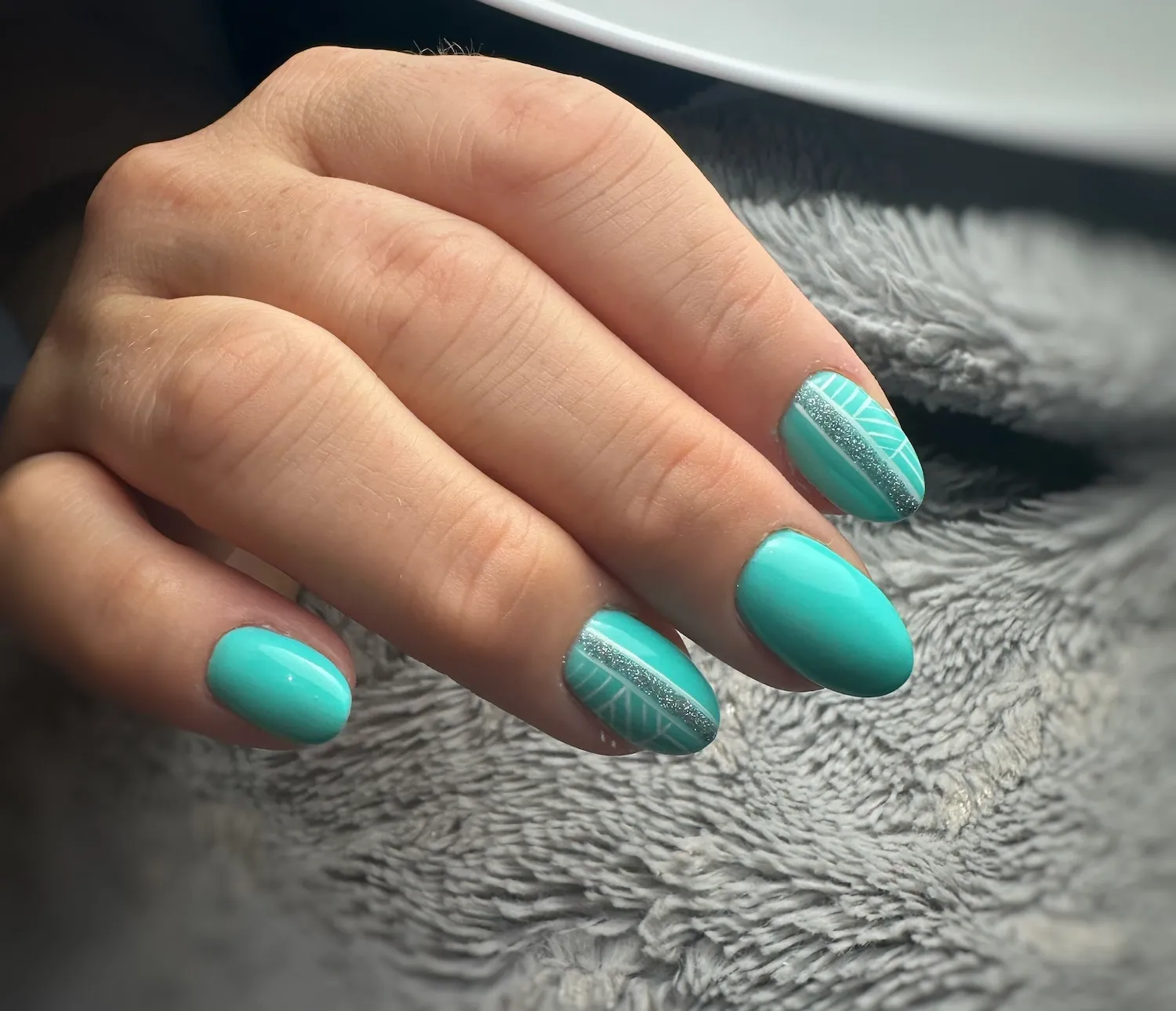 Ongles turquoise à finition nacrée