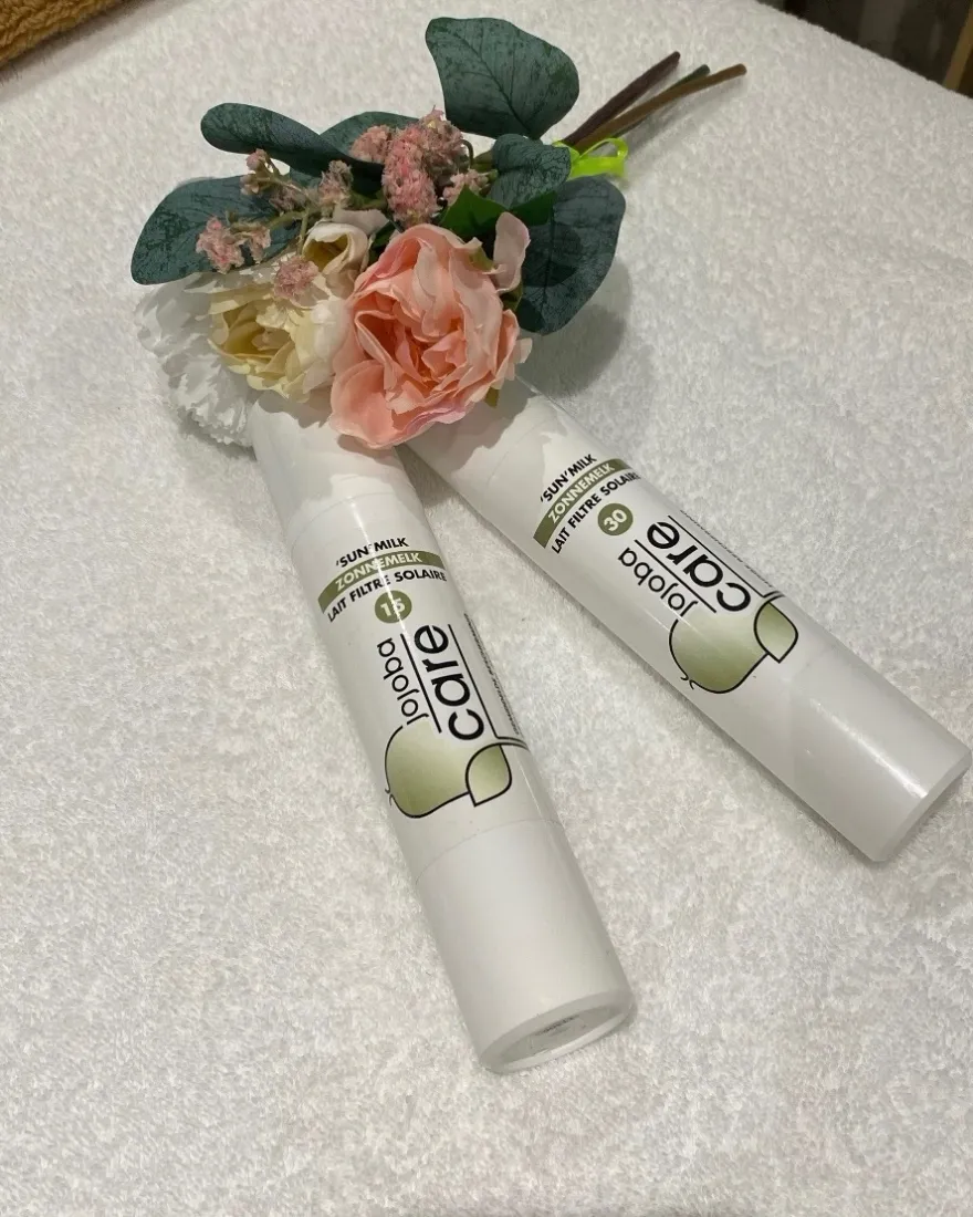 Soins Jojoba Care présentés avec des fleurs séchées