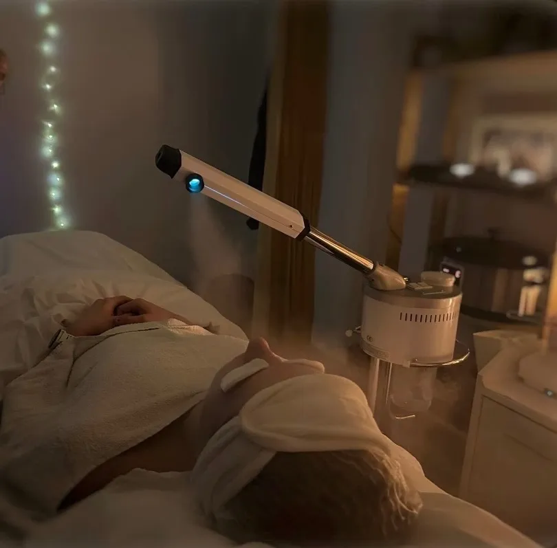 Soin du visage à la vapeur en cabine, ambiance tamisée