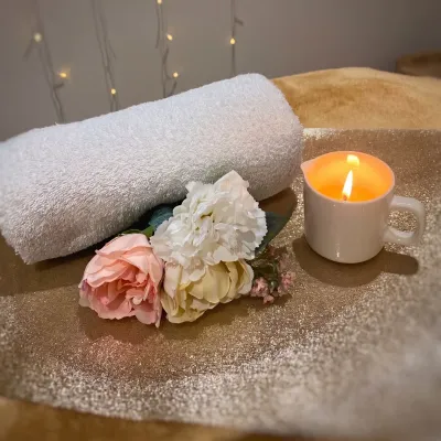 Table de soin préparée, bougie et fleurs